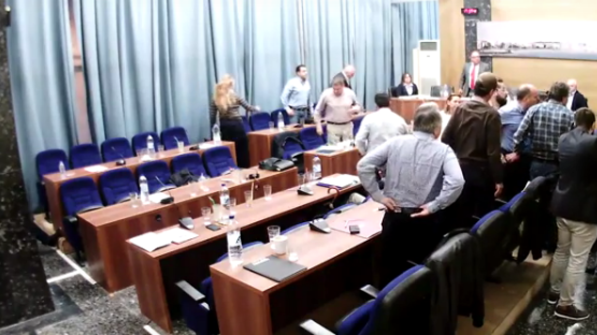 Βίντεο: Πιάστηκαν στα χέρια στο Δημοτικό συμβούλιο Ρεθύμνου